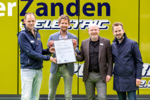 Vier mannen op de foto van Normec Certification en Van der Zanden met een certificaat